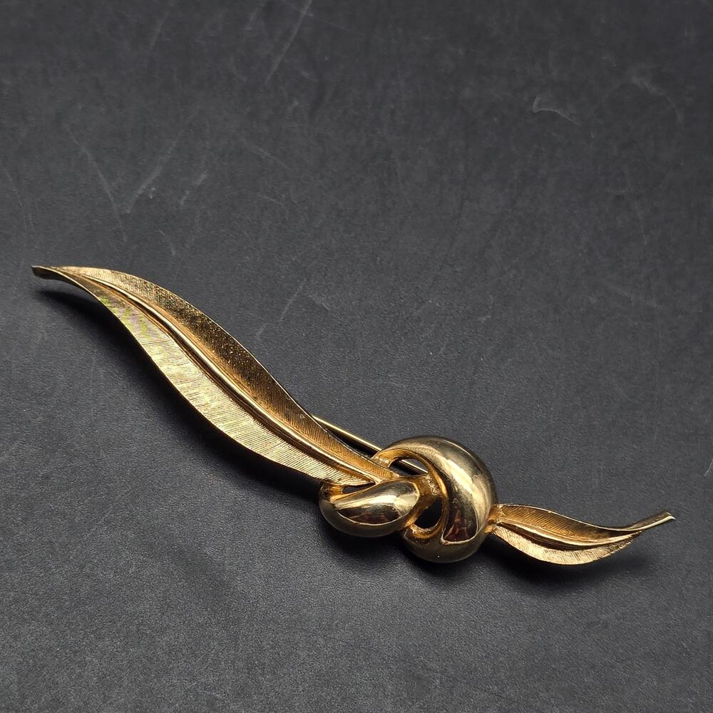 Boucher Gold Tone Knotted Leaf Brooch 8349 Vintage Costume Jewelry